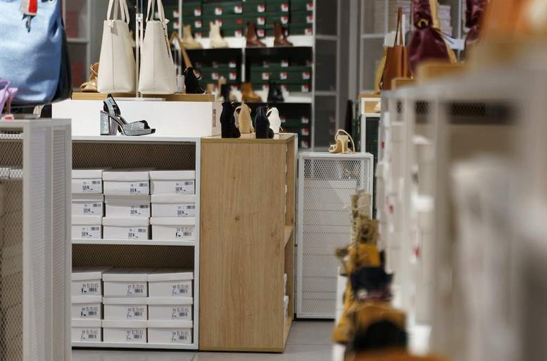 bigstock-Shop-Of-Women-s-Shoes-Showcas-471733675 (1)